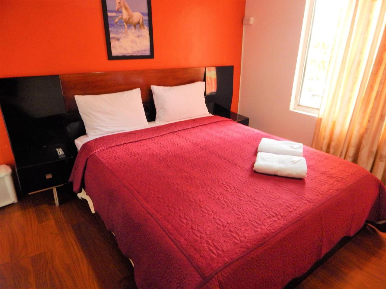 Hostal Imperial Quito Exterior photo